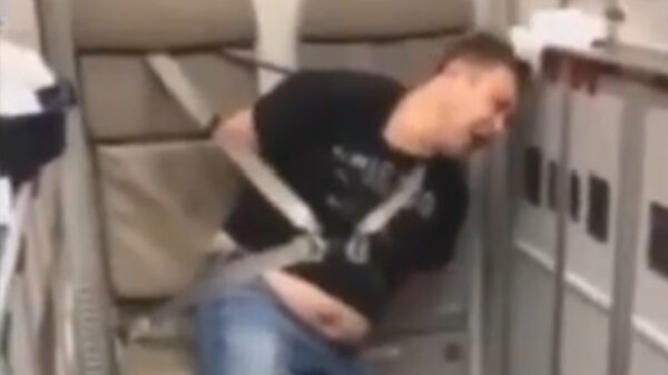 Straalbezopen Russische dokter probeert op 10.000 meter een vliegtuigdeur te openen