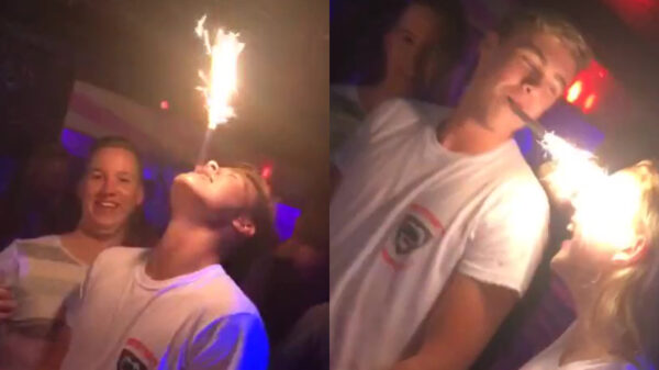 Enthousiaste chick krijgt een vuurwerkfonteintje in d'r bakkes