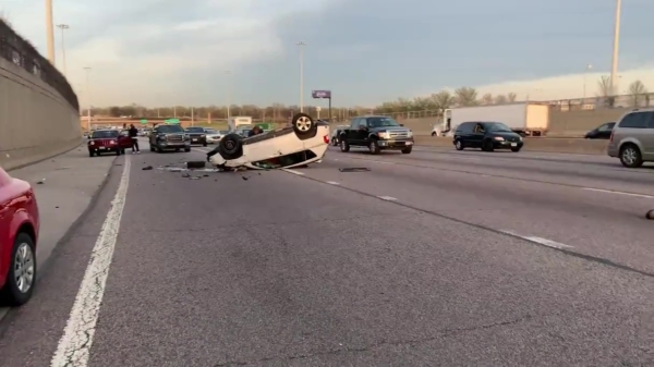 Straalbezopen bestuurder ramt SUV en belandt op z'n kop op de snelweg