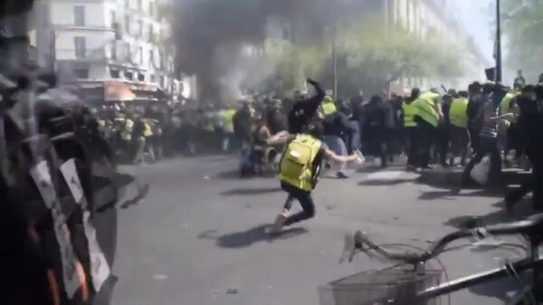 Relchick in geel hesje wordt door oom agent keihard tegen de vlakte gebeukt