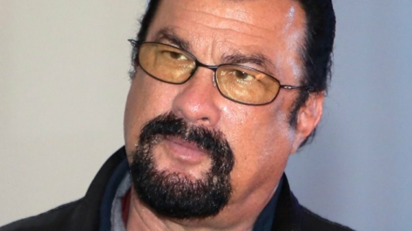 Actieheld Steven Seagal heeft een behoorlijk opmerkelijk loopje