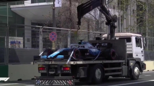 F1-takelwagen ramt brug tijdens afvoeren auto George Russell na crash met putdeksel