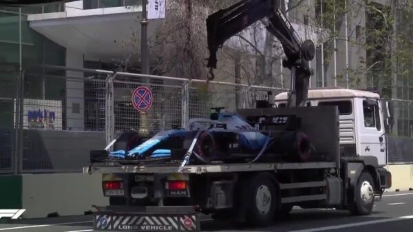 F1-takelwagen ramt brug tijdens afvoeren auto George Russell na crash met putdeksel