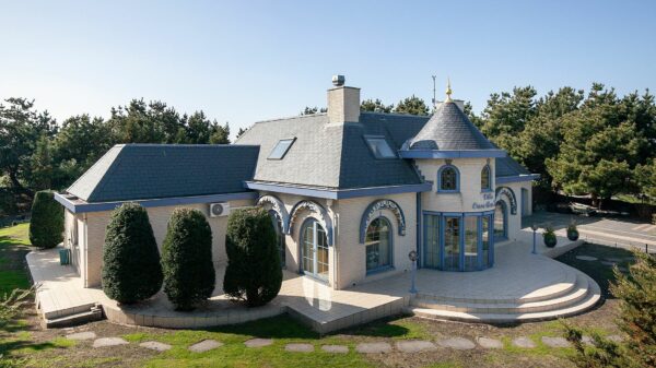 Ultieme ouwelullenvilla in 'bijzondere Romeinse stijl' voor €1.695.000 te koop!