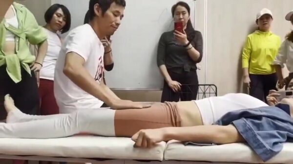 Chinese oefenmeester laat vrouwen spartelen als vissen op het droge