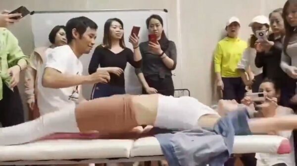 Chinese oefenmeester laat vrouwen spartelen als vissen op het droge