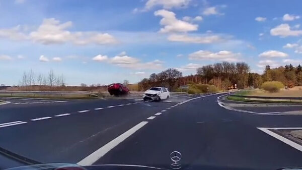 Stekeblinde Mercedesrijder gooit 'm er effe lekker voor