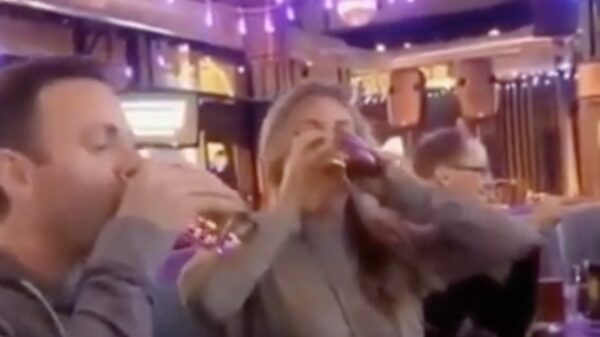 Deze chick doet niet moeilijk over een "klein" biertje