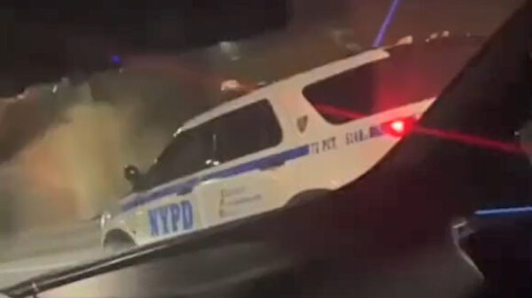 Mop mop. Waaghals daagt politie uit om stukje te racen