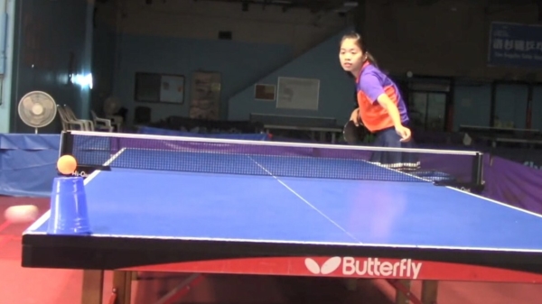 Tafeltennisster Yangyang Jia pingpongt er een aantal lijpe trickshots uit