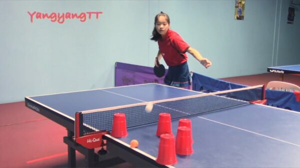 Tafeltennisster Yangyang Jia pingpongt er een aantal lijpe trickshots uit