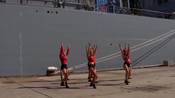 Ophef vanwege twerkend dansgroepje op officiële opening van nieuw marineschip in Australië