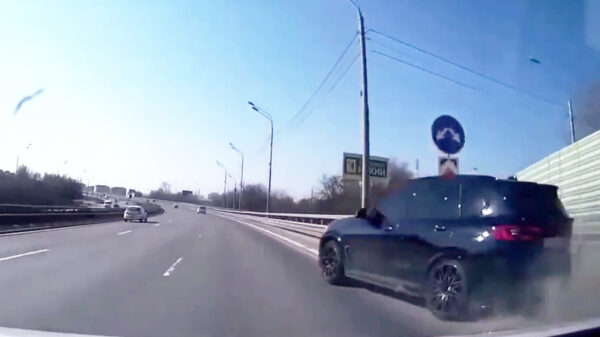 Rechts inhalen bij een afrit in Rusland levert een spectaculaire klapper op