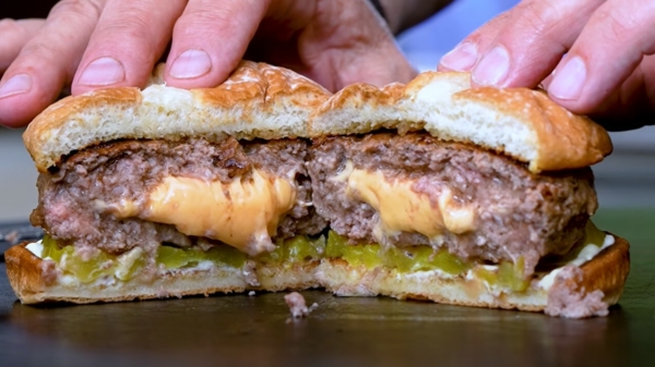 Dankzij de 'Juicy Lucy' hamburger krijg je zin om een vette bek te scoren