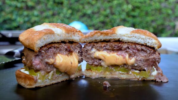 Dankzij de 'Juicy Lucy' hamburger krijg je zin om een vette bek te scoren