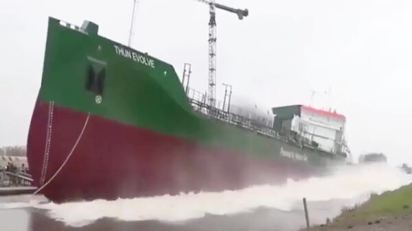 Schepen die te water worden gelaten blijven toch indrukwekkend om te zien