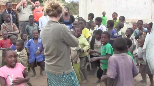 Afrikaanse koters horen voor het eerst een viool en gaan helemaal uit hun pannetje