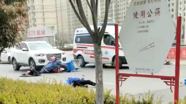 Man op scooter eerst door auto én daarna door ambulance aangereden *krak*
