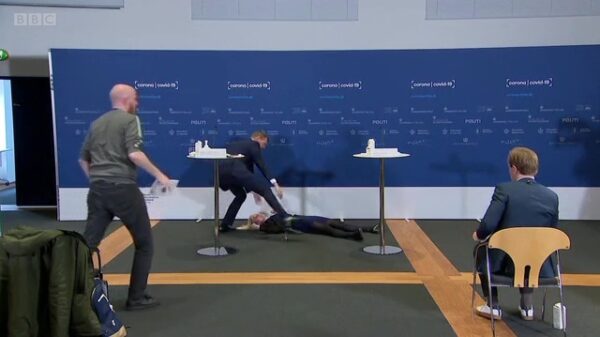 Deense geneesmiddelen-expert gaat gestrekt tijdens persconferentie over AstraZeneca