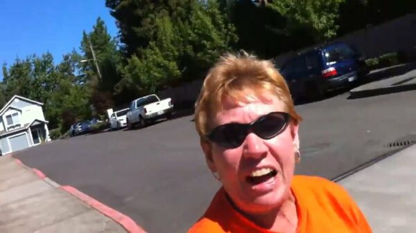 Oude doos: Karen gaat full retard vanwege een veel te luide Subaru