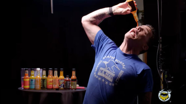 Natuurlijk gaat Steve-O een stapje verder tijdens de Hot Ones Challenge