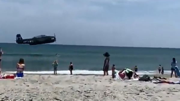 Amerikaans oorlogsvliegtuig maakt noodlanding op het strand in Florida