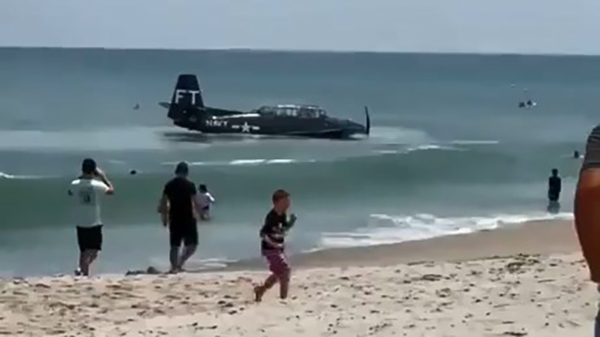 Amerikaans oorlogsvliegtuig maakt noodlanding op het strand in Florida