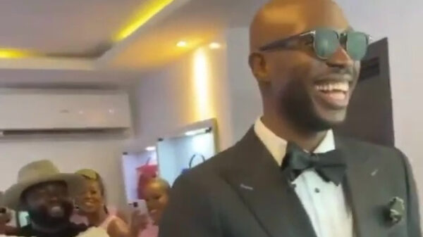 U mag nu de bruid kussen