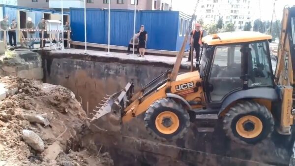 Russische kraanmachinist laat zijn graafmachine zeer zorgvuldig zakken