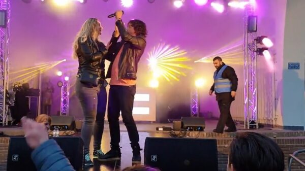 Beveiliger heeft geen haast als iemand het podium op rent tijdens een optreden van Vinzzent in Baarn