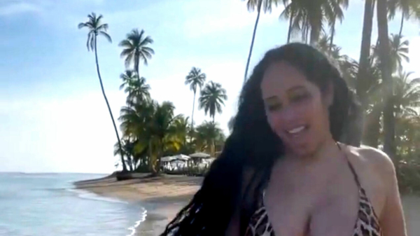 Wat vinden we van deze Puerto Ricaanse dame die van een dagje strand geniet?