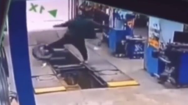 Deze garagebaas maakt even de dubbele redding van de dag