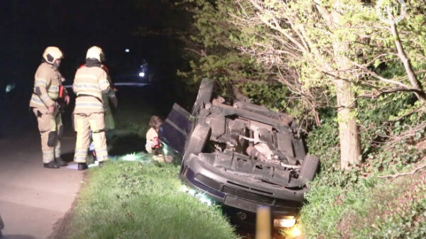 Persfotograaf in Lunteren met auto en al in sloot gekieperd door boze boer met shovel