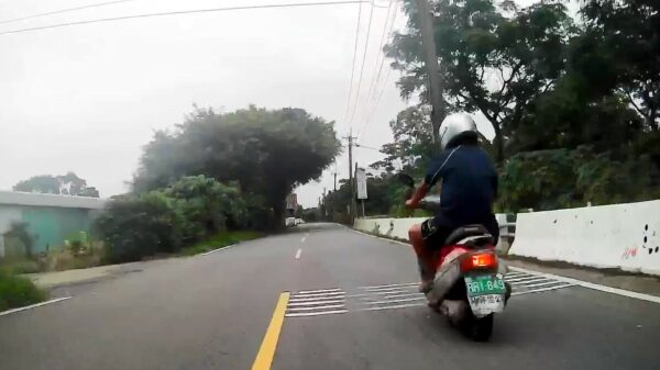 Dronken scooterrijder schrikt van toeterende automobilist en knalt tegen muurtje