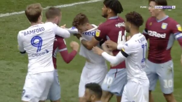 Uiterst bizarre situatie tijdens de wedstrijd Leeds United vs Aston Villa