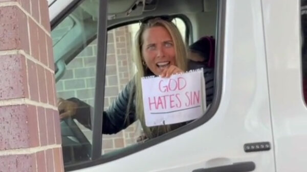 Deze dame gaat naar de hel omdat ze te bloot gekleed is