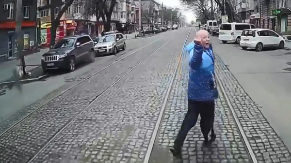 Sportieve Oekraïner leert ongeduldige trambestuurder een lesje
