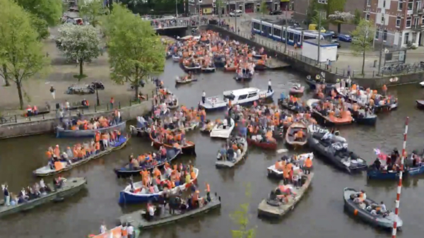 Timelapse van drukte op de gracht in Amsterdam tijdens Koningsdag