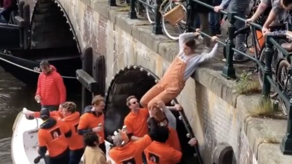 Even bij iemand in de boot stappen op Koningsdag verliep iets anders dan gepland