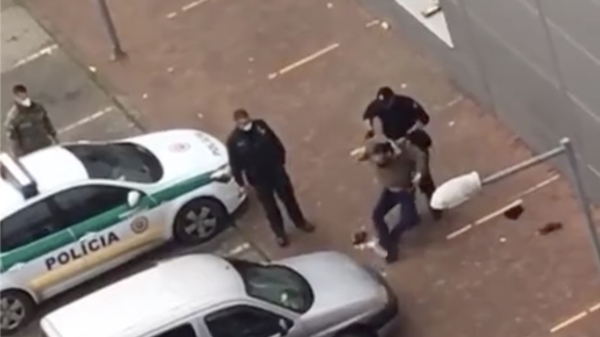 Politieagent in Slowakije gaat compleet uit z'n boekje en gebruikt man als boksbal