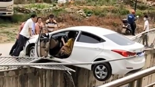 Chinese tante wil keren en gooit hem in zijn achteruit