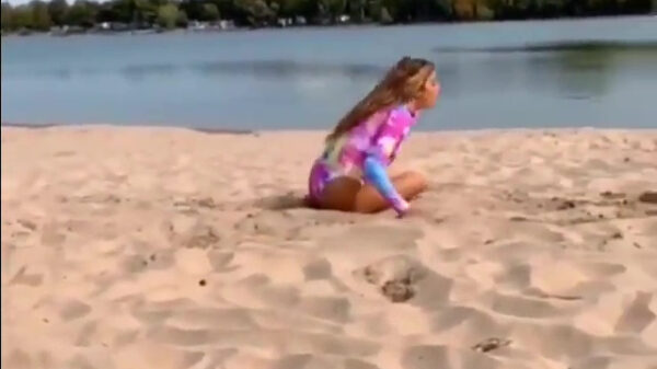 Na deze mislukte salto had ze zand tot aan haar huig