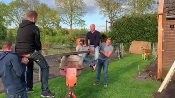 Kerels bouwen een echte mannendraaimolen in de achtertuin