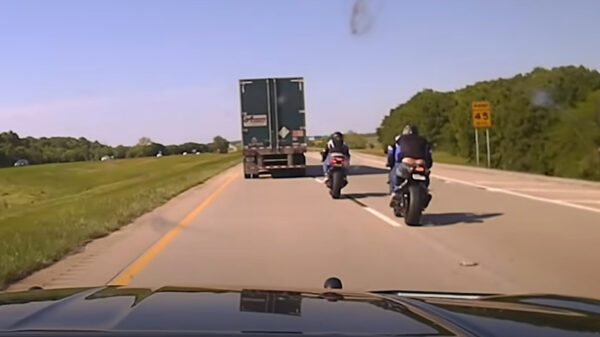 Agent zet achtervolging op met 290 km/u vluchtende motormuizen met succes in