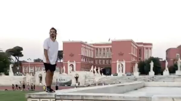 Freerunner showt zijn behoorlijk creatieve backflip