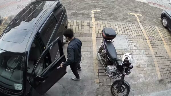 Note to self: nooit te snel je autodeur dichtgooien