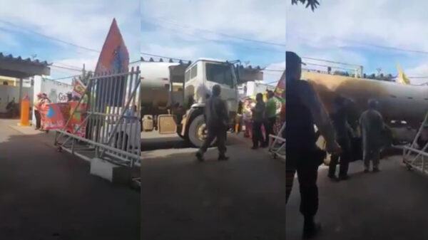 Vrachtwagenchauffeur heeft schijt aan demonstranten en trapt het gaspedaal in