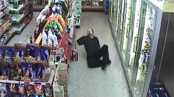 Classic: Strontbezopen kerel gaat nog even wat bier halen