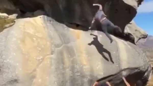 Rotsklimmer maakt kennis met het fenomeen 'zwaartekracht'