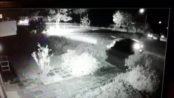 Sneue bestuurder rijdt oma (79) van haar sokken in Breda en rijdt door, politie geeft beelden vrij